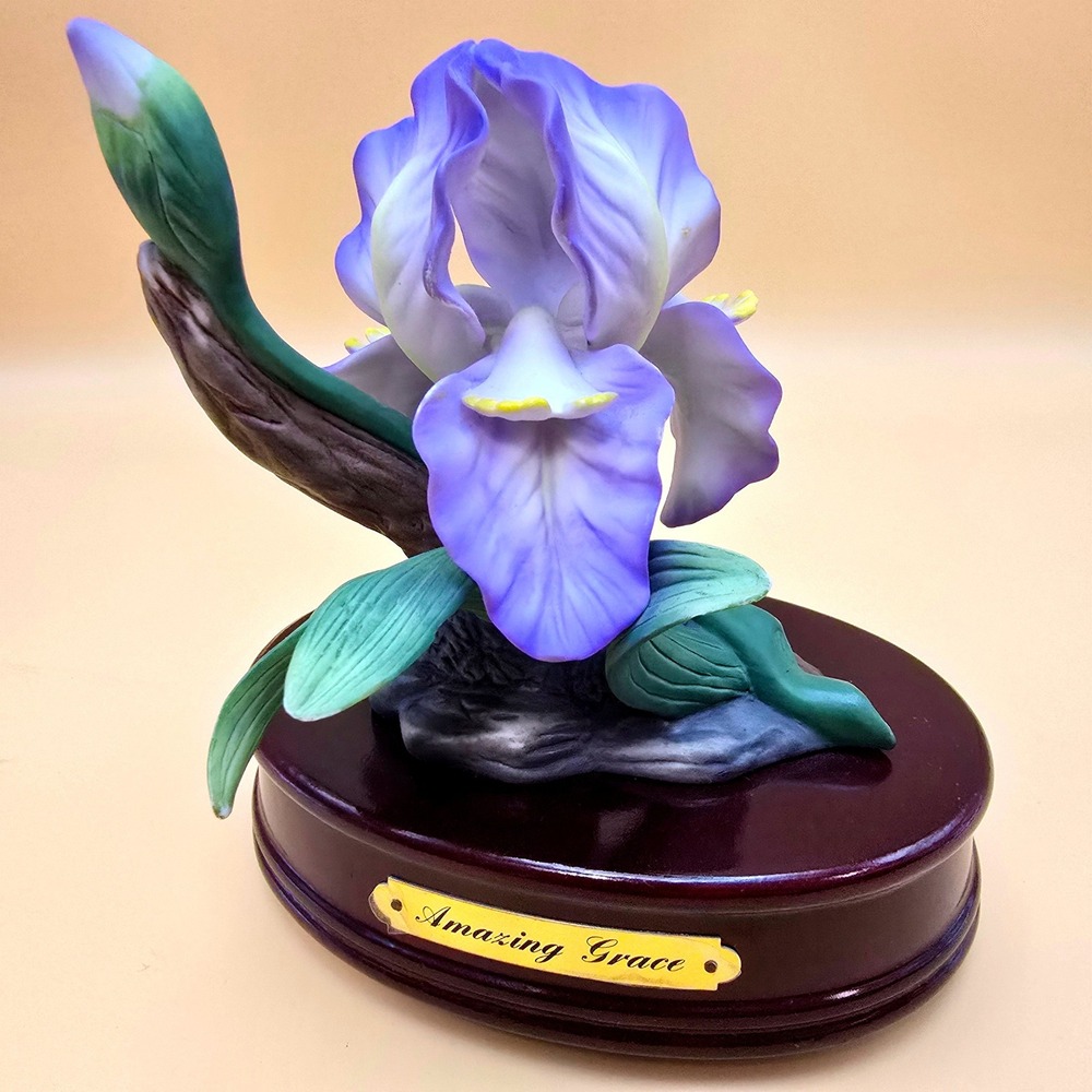 Beautiful Sankyo Wood Base Porcelain Purple Lilac Music Box plays AMAZING GRACE"